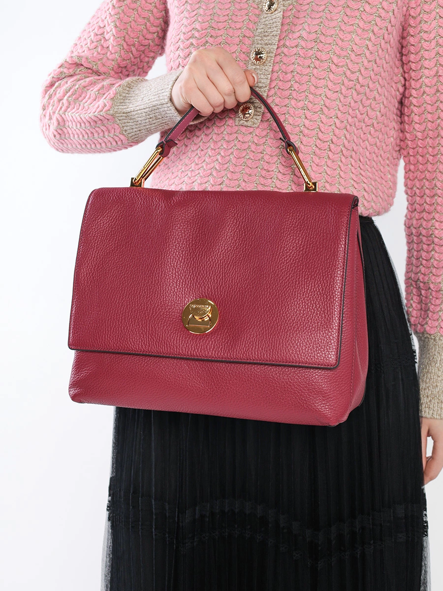 Сумка-мессенджер красного цвета 